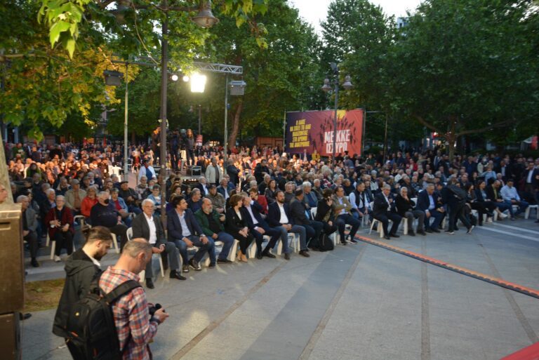 ΔΕΙΤΕ ΖΩΝΤΑΝΑ ΤΗΝ ΟΜΙΛΙΑ ΤΟΥ ΔΗΜΗΤΡΗ ΚΟΥΤΣΟΥΜΠΑ ΣΤΗ ΛΑΡΙΣΑ