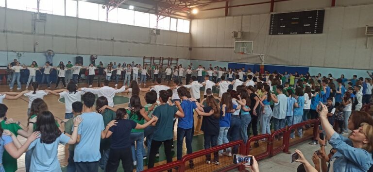 ΟΜΟΡΦΗ ΜΟΥΣΙΚΟΧΟΡΕΥΤΙΚΗ ΕΚΔΗΛΩΣΗ ΣΤΟ 2ο ΓΥΜΝΑΣΙΟ ΛΑΡΙΣΑΣ (ΦΩΤΟ)