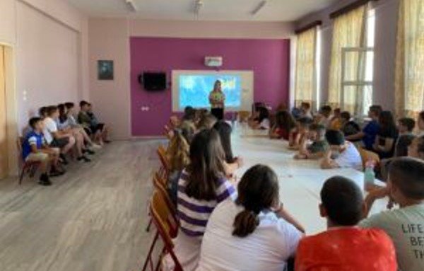ΤΟ Δ.Σ. ΑΡΓΥΡΟΠΟΥΛΙΟΥ ΕΠΙΣΚΕΦΘΗΚΕ Η ΣΥΓΓΡΑΦΕΑΣ ΔΕΣΠΟΙΝΑ ΓΚΟΥΤΖΟΛΙΚΑ