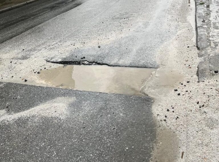 ΤΕΡΑΣΤΙΑ ΕΠΙΚΙΝΔΥΝΗ ΛΑΚΚΟΥΒΑ ΣΤΗΝ ΟΔΟ ΛΑΡΙΣΗΣ ΣΤΟΝ ΑΜΠΕΛΩΝΑ