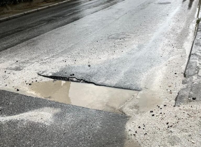 Η ΔΕΥΑ ΤΥΡΝΑΒΟΥ ΕΚΛΕΙΣΕ ΤΗΝ ΕΠΙΚΙΝΔΥΝΗ ΛΑΚΚΟΥΒΑ ΣΤΗΝ ΟΔΟ ΛΑΡΙΣΗΣ ΣΤΟΝ ΑΜΠΕΛΩΝΑ