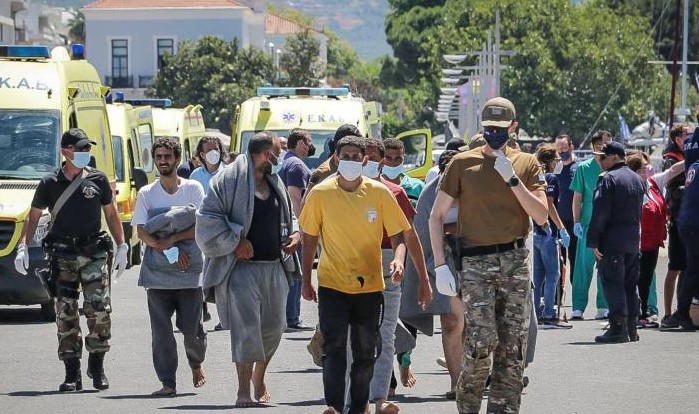 ΑΣΥΛΛΗΠΤΗ ΤΡΑΓΩΔΙΑ ΜΕ ΔΕΚΑΔΕΣ ΝΕΚΡΟΥΣ ΠΡΟΣΦΥΓΕΣ ΚΑΙ ΜΕΤΑΝΑΣΤΕΣ ΑΝΟΙΚΤΑ ΤΗΣ ΠΥΛΟΥ