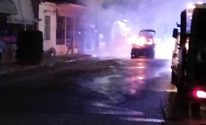 ΤΡΟΜΟΣ ΑΠΟ ΦΛΕΓΟΜΕΝΟ ΑΥΤΟΚΙΝΗΤΟ ΣΤΟΝ ΤΥΡΝΑΒΟ