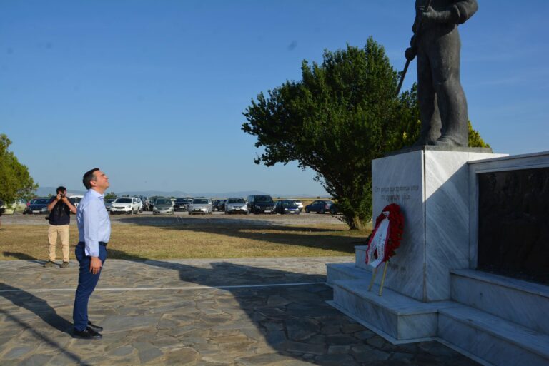 ΦΟΡΟ ΤΙΜΗΣ ΣΤΟΥΣ ΑΓΩΝΕΣ ΤΩΝ ΑΓΡΟΤΩΝ ΑΠΟ ΤΟΝ ΑΛ. ΤΣΙΠΡΑ ΠΟΥ ΚΑΤΕΘΕΣΕ ΣΤΕΦΑΝΙ ΣΤΟ ΚΙΛΕΛΕΡ
