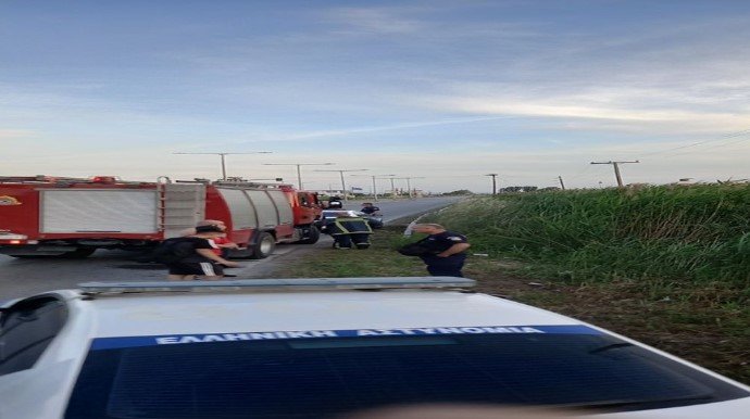 ΛΑΡΙΣΑ: ΓΙΓΑΝΤΙΑ ΕΠΙΧΕΙΡΗΣΗ ΓΙΑ ΤΟΝ ΑΠΕΓΚΛΩΒΙΣΜΟ 3 ΝΕΑΡΩΝ ΠΟΥ ΕΠΕΣΑΝ ΜΕ ΙΧ ΣΕ ΑΡΔΕΥΤΙΚΟ ΚΑΝΑΛΙ
