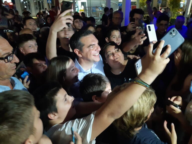 ΣΤΟΝ ΤΥΡΝΑΒΟ ΜΕ SELFIE ΚΑΙ ΤΣΙΠΟΥΡΟ Ο ΑΛΕΞΗΣ ΤΣΙΠΡΑΣ (ΦΩΤΟΡΕΠΟΡΤΑΖ)