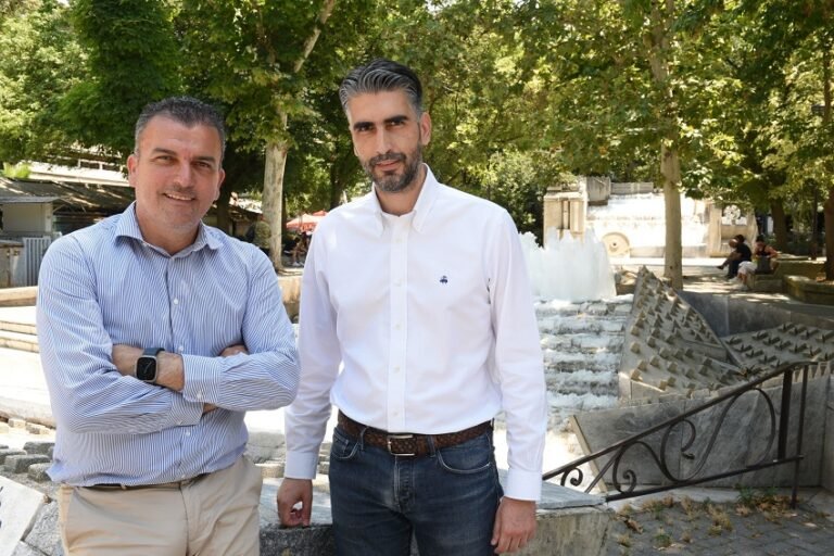 ΜΕ ΤΗ «ΛΑΡΙΣΑ ΠΟΥ ΜΑΣ ΑΞΙΖΕΙ!» ΚΑΙ ΤΟΝ ΘΑΝΑΣΗ ΜΑΜΑΚΟ Ο ΘΩΜΑΣ ΡΕΤΣΙΑΝΗΣ