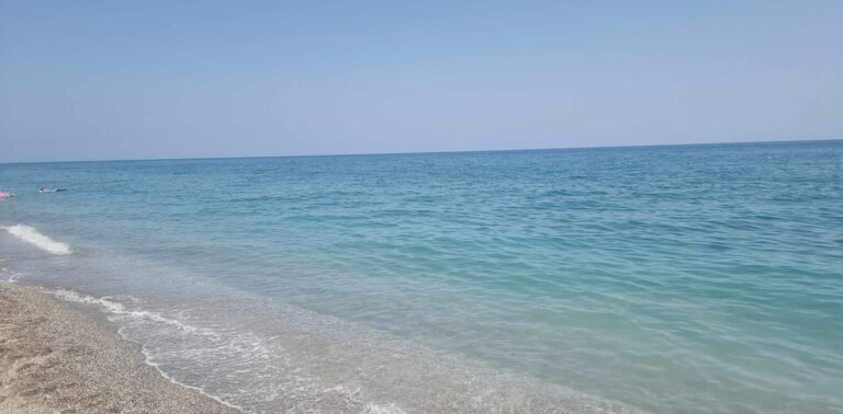ΑΝΑΣΤΑΤΩΣΗ ΑΠΟ ΔΥΣΑΡΕΣΤΗ ΟΣΜΗ ΣΤΟΝ ΑΓΙΟΚΑΜΠΟ – ΒΓΗΚΑΝ ΑΠΟ ΤΗ ΘΑΛΑΣΣΑ ΛΟΥΟΜΕΝΟΙ