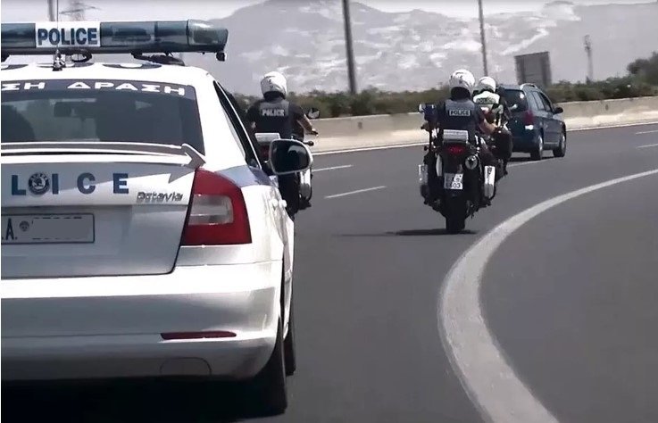 ΤΡΑΥΜΑΤΙΣΤΗΚΕ ΟΔΗΓΟΣ ΚΛΕΜΜΕΝΟΥ ΙΧ ΑΠΟ ΠΥΡΑ ΑΣΤΥΝΟΜΙΚΟΥ ΣΕ ΚΑΤΑΔΙΩΞΗ ΕΞΩ ΑΠΟ ΤΗ ΛΑΡΙΣΑ