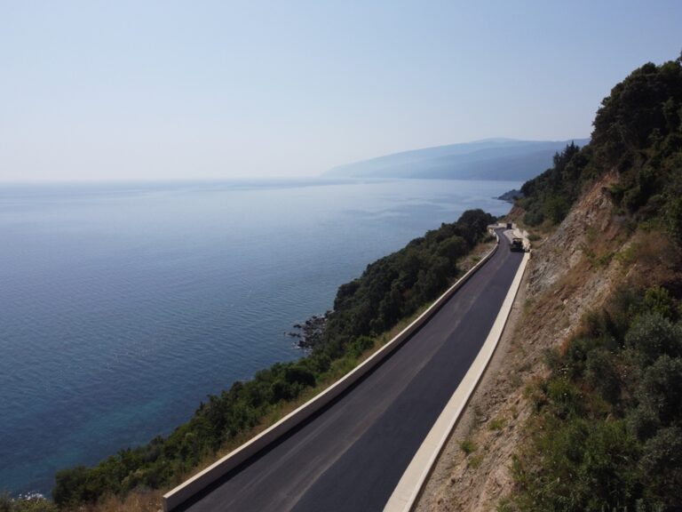 ΑΣΦΑΛΤΟΣΤΡΩΝΕΤΑΙ ΠΑΝΩ ΑΠΟ ΤΟ 50% ΤΟΥ ΝΕΟΥ ΠΑΡΑΛΙΑΚΟΥ ΑΞΟΝΑ ΡΑΚΟΠΟΤΑΜΟΣ –ΚΕΡΑΜΙΔΙ