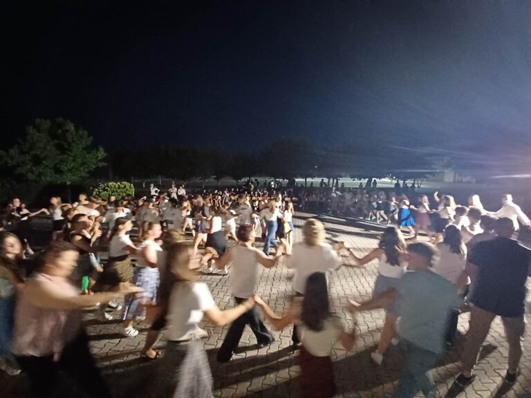 ΜΟΥΣΙΚΟΧΟΡΕΥΤΙΚΗ ΠΑΡΑΣΤΑΣΗ ΣΤΟ ΓΥΜΝΑΣΙΟ ΦΑΛΑΝΗΣ ΠΑΡΟΥΣΙΑ ΠΛΗΘΟΥΣ ΚΟΣΜΟΥ