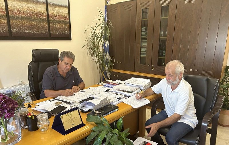 ΥΠΟΓΡΑΦΗΚΕ Η ΣΥΜΒΑΣΗ ΓΙΑ ΤΗΝ ΕΝΕΡΓΕΙΑΚΗ ΑΝΑΒΑΘΜΙΣΗ ΤΟΥ ΔΗΜΟΤΙΚΟΥ ΣΤΑΔΙΟΥ ΦΑΡΣΑΛΩΝ