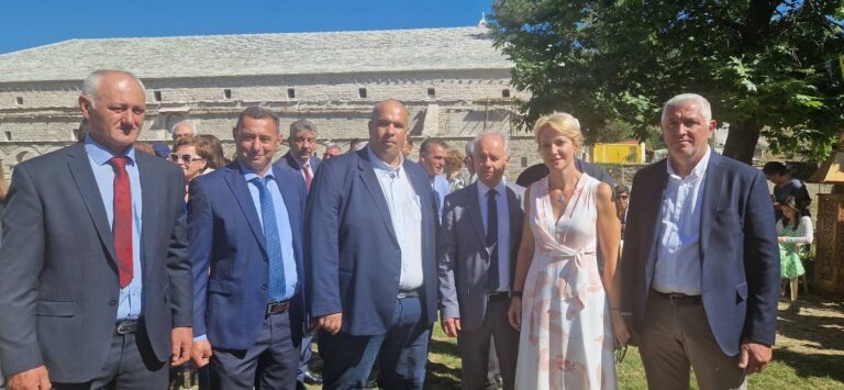 ΣΤΗ ΣΑΜΑΡΙΝΑ Ο ΓΙΩΡΓΟΣ ΜΑΝΩΛΗΣ