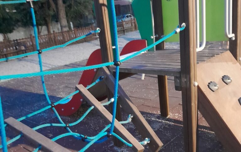 ΕΠΙΚΙΝΔΥΝΟ ΠΑΙΧΝΙΔΙ ΣΕ ΠΑΙΔΙΚΗ ΧΑΡΑ ΤΟΥ ΑΜΠΕΛΩΝΑ