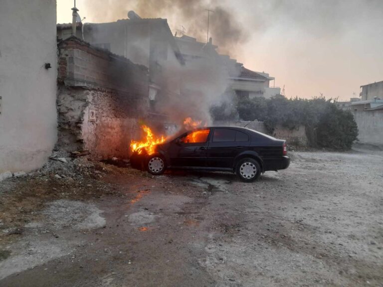 ΑΥΤΟΚΙΝΗΤΟ ΤΥΛΙΧΤΗΚΕ ΣΤΙΣ ΦΛΟΓΕΣ ΣΤΟ ΚΕΝΤΡΟ ΤΟΥ ΤΥΡΝΑΒΟΥ