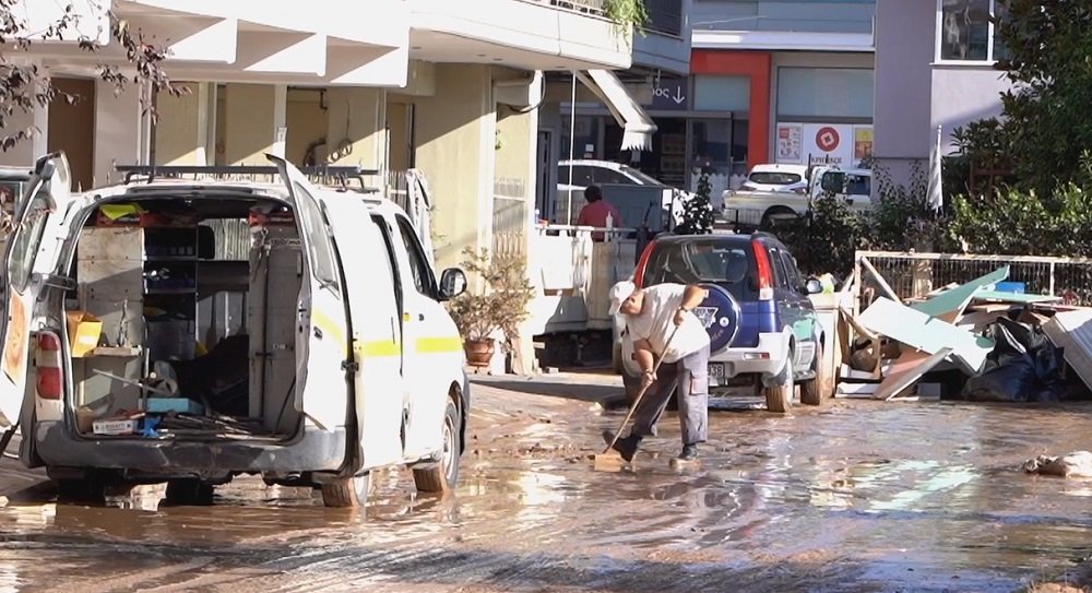 ΜΕΓΑΛΗ ΕΠΙΧΕΙΡΗΣΗ ΚΑΘΑΡΙΣΜΟΥ ΤΩΝ ΠΛΗΜΜΥΡΙΣΜΕΝΩΝ ΣΥΝΟΙΚΙΩΝ ΤΗΣ ΛΑΡΙΣΑΣ (ΒΙΝΤΕΟ)