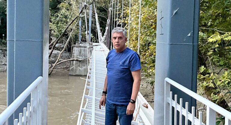 Η ΠΕΡΙΦΕΡΕΙΑ ΑΝΑΚΑΤΑΣΚΕΥΑΖΕΙ ΤΗΝ ΚΡΕΜΑΣΤΗ ΓΕΦΥΡΑ ΤΗΣ ΑΓΙΑΣ ΠΑΡΑΣΚΕΥΗΣ ΤΕΜΠΩΝ