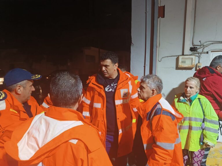 ΕΠΙΧΕΙΡΟΥΝ ΠΑΝΤΟΥ ΤΑ ΜΗΧΑΝΗΜΑΤΑ ΤΗΣ ΠΕΡΙΦΕΡΕΙΑΣ ΓΙΑ ΤΗΝ ΑΠΟΚΑΤΑΣΤΑΣΗ ΔΙΚΤΥΩΝ ΚΑΙ ΤΟΝ ΚΑΘΑΡΙΣΜΟ ΠΟΤΑΜΩΝ