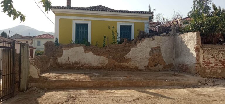 ΣΟΒΑΡΟΣ ΚΙΝΔΥΝΟΣ ΑΤΥΧΗΜΑΤΟΣ ΑΠΟ ΜΙΣΟΓΚΡΕΜΙΣΜΕΝΟ ΝΤΟΥΒΑΡΙ ΣΤΟ 2ο Δ.Σ. ΤΥΡΝΑΒΟΥ
