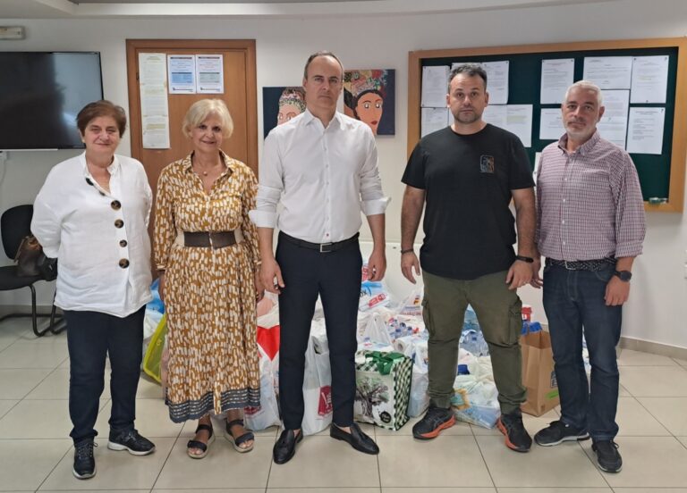 ΠΑΡΑΔΟΣΗ ΕΙΔΩΝ ΠΡΩΤΗΣ ΑΝΑΓΚΗΣ ΑΠΟ ΤΟΝ ΔΙΚΗΓΟΡΙΚΟ ΣΥΛΛΟΓΟ ΛΑΡΙΣΑΣ ΓΙΑ ΤΟΥΣ ΠΛΗΜΜΥΡΟΠΑΘΕΙΣ