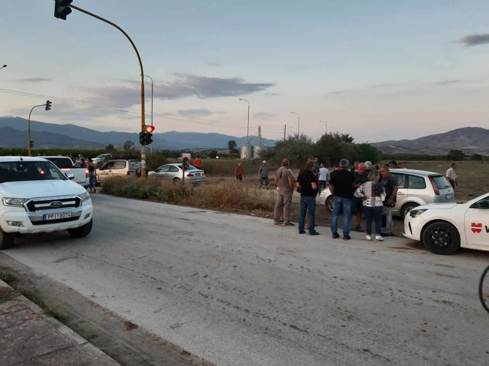 ΣΤΟ ΚΟΚΚΙΝΟ Η ΑΓΩΝΙΑ ΤΩΝ ΚΑΤΟΙΚΩΝ ΤΟΥ ΑΜΠΕΛΩΝΑ ΚΑΙ ΤΟΥ ΒΡΥΟΤΟΠΟΥ