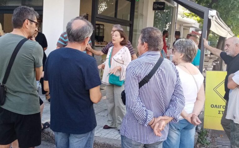 ΣΥΓΚΕΝΤΡΩΣΗ ΔΙΑΜΑΡΤΥΡΙΑΣ ΚΑΤΟΙΚΩΝ ΣΥΝΟΙΚΙΑΣ ΑΤΑ ΣΗΜΕΡΑ ΣΤΟ ΔΗΜΑΡΧΕΙΟ ΛΑΡΙΣΑΣ