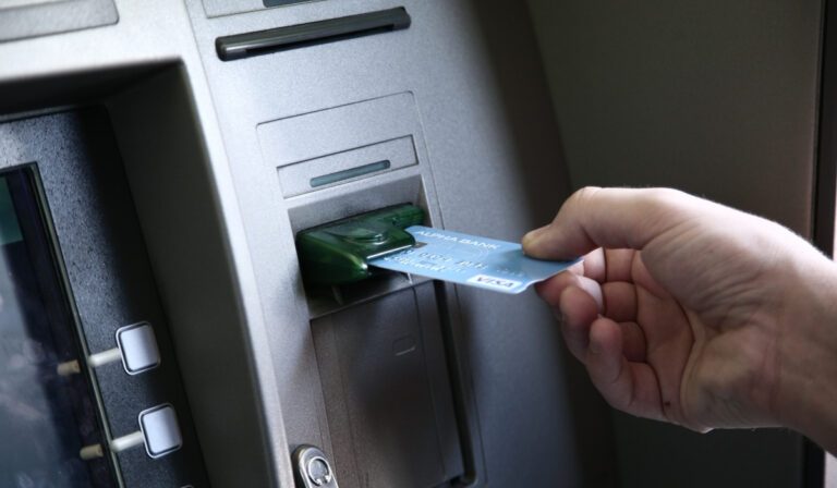 ΕΞΑΦΑΝΙΣΤΗΚΕ ΑΤΜ ΑΠΟ ΤΟ ΠΛΗΜΜΥΡΙΣΜΕΝΟ ΚΤΙΡΙΟ ΤΟΥ ΣΚΛΑΒΕΝΙΤΗ ΣΤΗ ΓΙΑΝΝΟΥΛΗ