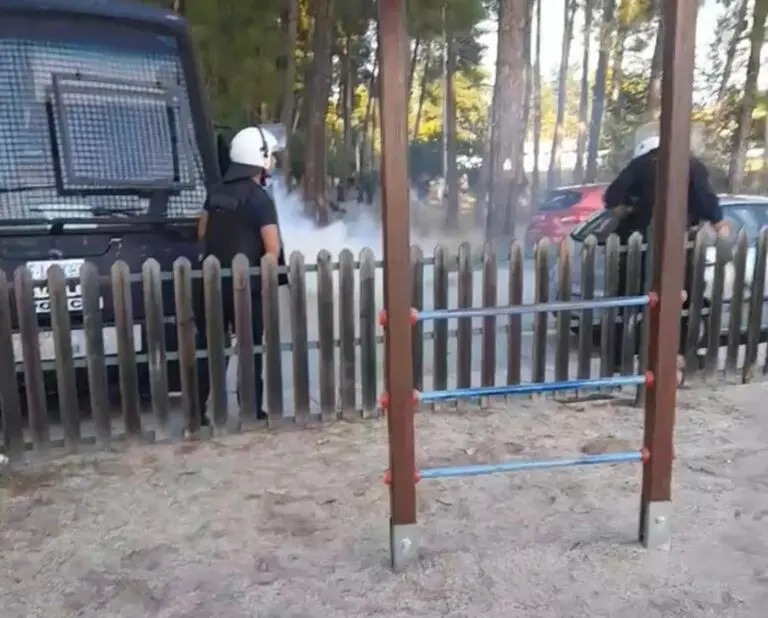 ΜΕ ΧΗΜΙΚΑ ΑΠΑΝΤΗΣΕ Η ΑΣΤΥΝΟΜΙΑ ΣΤΟΥΣ ΔΙΑΔΗΛΩΤΕΣ ΠΟΥ ΔΙΑΜΑΡΤΥΡΟΝΤΑΙ ΓΙΑ ΤΗΝ ΠΑΡΟΥΣΙΑ ΜΗΤΣΟΤΑΚΗ ΣΤΗ ΛΑΡΙΣΑ