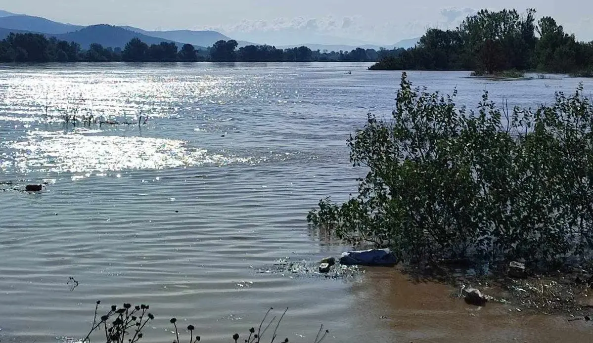 ΕΣΠΑΣΑΝ ΑΝΑΧΩΜΑΤΑ ΚΑΙ ΠΛΗΜΜΥΡΙΣΕ ΤΟ ΠΕΔΙΟ ΒΟΛΗΣ ΣΤΟΝ ΑΜΠΕΛΩΝΑ – ΑΠΟΜΑΚΡΥΝΘΗΚΑΝ ΧΙΛΙΑΔΕΣ ΑΙΓΟΠΡΟΒΑΤΑ