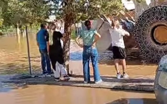 ΣΥΓΚΛΟΝΙΣΤΙΚΕΣ ΜΑΧΕΣ ΜΕ ΤΑ ΝΕΡΑ ΣΤΗ ΦΑΛΑΝΗ