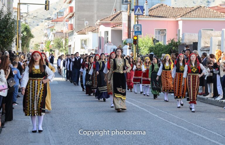 ΔΕΙΤΕ ΦΩΤΟΡΕΠΟΡΤΑΖ ΑΠΟ ΤΗΝ ΠΑΡΕΛΑΣΗ ΣΤΟΝ ΤΥΡΝΑΒΟ (ΒΙΝΤΕΟ)