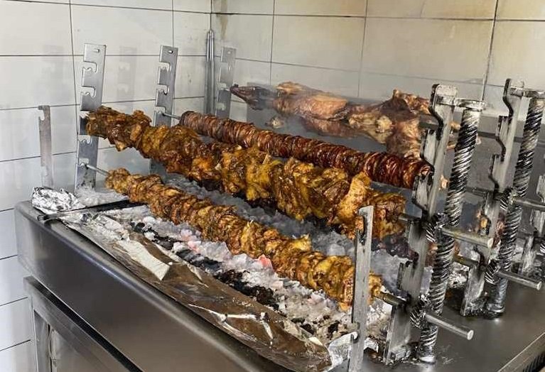 ΚΥΡΙΑΚΗ ΜΕΣΗΜΕΡΙ ΓΙΑ ΣΟΥΒΛΕΣ ΚΑΙ ΨΗΤΟ ΑΡΝΙ ΣΤΗΝ ΤΑΒΕΡΝΑ ΤΟ ΡΟΛΟΪ ΣΤΟΝ ΑΜΠΕΛΩΝΑ
