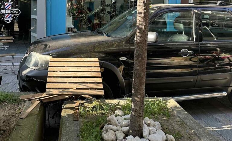 ΤΡΟΧΑΙΟ ΑΤΥΧΗΜΑ ΜΕ ΜΙΑ ΤΡΑΥΜΑΤΙΑ ΣΤΟΝ ΠΕΖΟΔΡΟΜΟ ΤΗΣ ΑΓΙΑΣ ΠΑΡΑΣΚΕΥΗΣ ΣΤΟΝ ΤΥΡΝΑΒΟ!!!