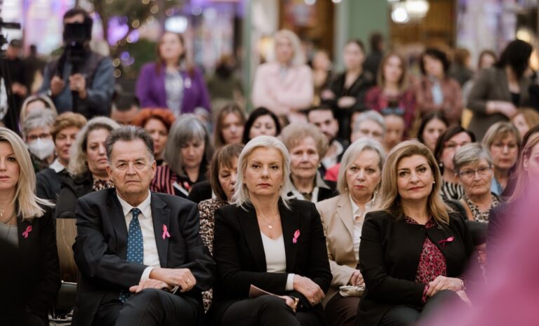 ΓΕΜΙΣΑΝ ΓΥΝΑΙΚΕΣ ΟΙ ΔΙΑΔΡΟΜΟΙ ΤΟΥ FASHION CITY OUTLET ΣΤΗΝ ΕΚΔΗΛΩΣΗ ΕΥΑΙΣΘΗΤΟΠΟΙΗΣΗΣ ΓΙΑ ΤΟΝ ΚΑΡΚΙΝΟ ΤΟΥ ΜΑΣΤΟΥ