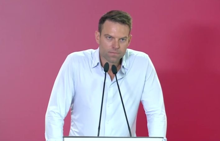 ΣΤΕΦΑΝΟΣ ΚΑΣΣΕΛΑΚΗΣ: ΚΑΤΑΦΕΡΝΕΙ ΠΑΝΤΑ ΚΑΙ ΧΥΝΕΙ ΤΗΝ ΚΑΡΔΑΡΑ ΜΕ ΤΟ ΓΑΛΑ