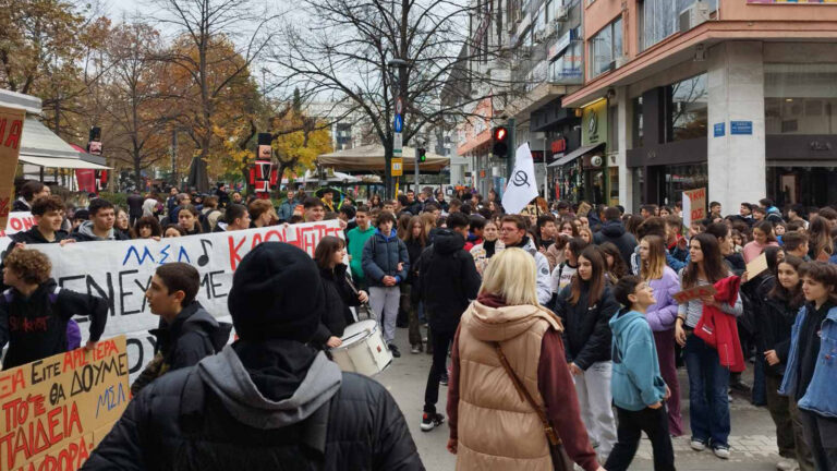 ΣΤΟΥΣ ΔΡΟΜΟΥΣ ΟΙ ΜΑΘΗΤΕΣ ΤΟΥ ΜΟΥΣΙΚΟΥ ΣΧΟΛΕΙΟΥ ΛΑΡΙΣΑΣ