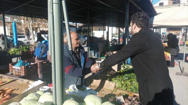 ΣΤΗ ΛΑΪΚΗ ΑΓΟΡΑ ΤΟΥ ΤΥΡΝΑΒΟΥ Ο ΝΕΟΣ ΔΗΜΑΡΧΟΣ ΣΤΕΛΙΟΣ ΤΣΙΚΡΙΤΣΗΣ