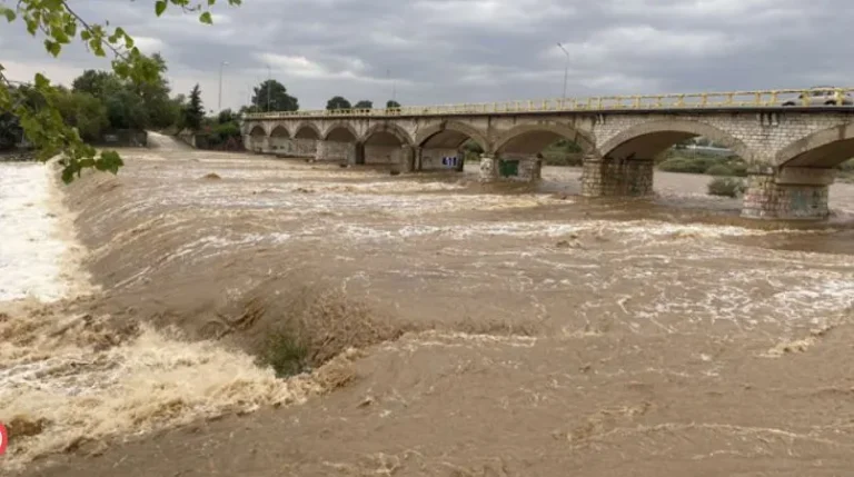 ΕΠΙΚΙΝΔΥΝΗ ΧΩΡΙΣ ΦΩΤΑ Η ΓΕΦΥΡΑ ΣΤΗΝ ΕΙΣΟΔΟ ΤΟΥ ΤΥΡΝΑΒΟΥ