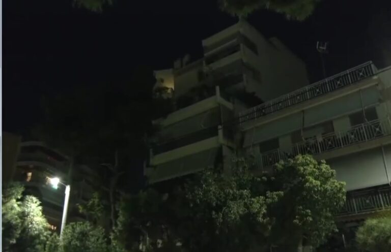 ΤΡΑΓΩΔΙΑ: 18ΧΡΟΝΟΣ ΣΚΟΤΩΣΕ ΜΕ ΨΑΛΙΔΙ ΤΟΝ 16ΧΡΟΝΟ ΑΔΕΛΦΟ ΤΟΥ ΓΙΑ ΜΙΑ ΜΠΛΟΥΖΑ