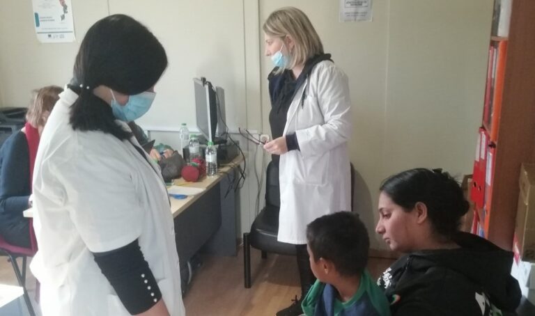ΕΜΒΟΛΙΑΣΜΟΣ ΠΑΙΔΙΩΝ ΡΟΜΑ ΣΤΟΝ ΤΥΡΝΑΒΟ ΜΕ ΤΟ ΠΡΟΓΡΑΜΜΑ «ΥΓΕΙΑ ΓΙΑ ΟΛΟΥΣ»