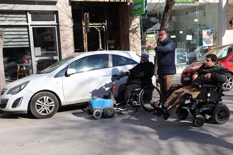 ΔΙΑΔΡΟΜΗ ΜΕ ΠΟΛΙΤΕΣ ΑμεΑ ΣΤΟ ΚΕΝΤΡΟ ΤΗΣ ΠΟΛΗΣ ΠΡΑΓΜΑΤΟΠΟΙΗΣΕ Ο ΔΗΜΑΡΧΟΣ ΛΑΡΙΣΑΙΩΝ