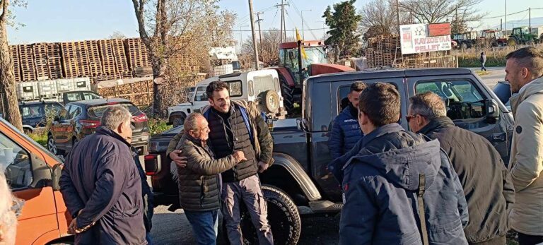 ΣΤΟ ΠΛΕΥΡΟ ΤΩΝ ΑΓΩΝΙΖΟΜΕΝΩΝ ΣΤΑ ΜΠΛΟΚΑ ΑΓΡΟΤΩΝ Η ΛΑΪΚΗ ΣΥΣΠΕΙΡΩΣΗ ΘΕΣΣΑΛΙΑΣ