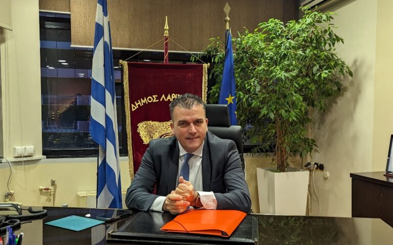 ΠΡΩΤΗ ΗΜΕΡΑ ΣΤΟ ΓΡΑΦΕΙΟ ΔΗΜΑΡΧΟΥ ΓΙΑ ΤΟΝ ΘΑΝΑΣΗ ΜΑΜΑΚΟ