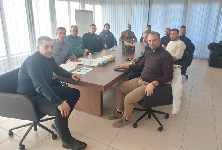 ΜΕ ΑΓΡΟΤΕΣ ΤΟΥ ΜΠΛΟΚΟΥ ΠΛΑΤΥΚΑΜΠΟΥ ΣΥΝΑΝΤΗΘΗΚΕ Ο ΠΕΡΙΦΕΡΕΙΑΡΧΗΣ Δ. ΚΟΥΡΕΤΑΣ
