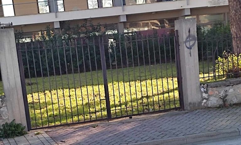 ΒΡΕΘΗΚΕ ΚΑΙ ΕΠΑΝΑΤΟΠΟΘΕΤΗΘΗΚΕ Η ΕΞΩΤΕΡΙΚΗ ΠΟΡΤΑ ΣΤΟ ΕΜΜΑΝΟΥΗΛΕΙΟ