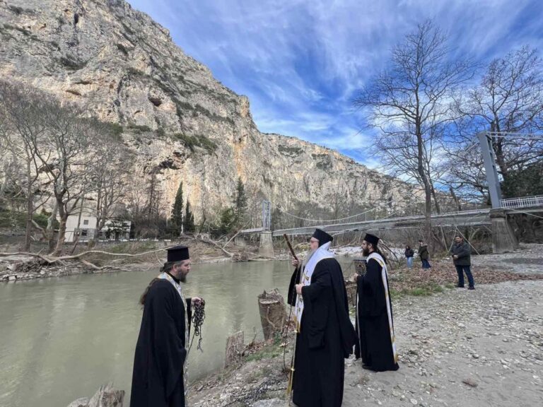 Ο ΜΗΤΡΟΠΟΛΙΤΗΣ ΙΕΡΩΝΥΜΟΣ ΕΡΙΞΕ ΤΟΝ ΣΤΑΥΡΟ ΣΤΟΝ ΠΗΝΕΙΟ
