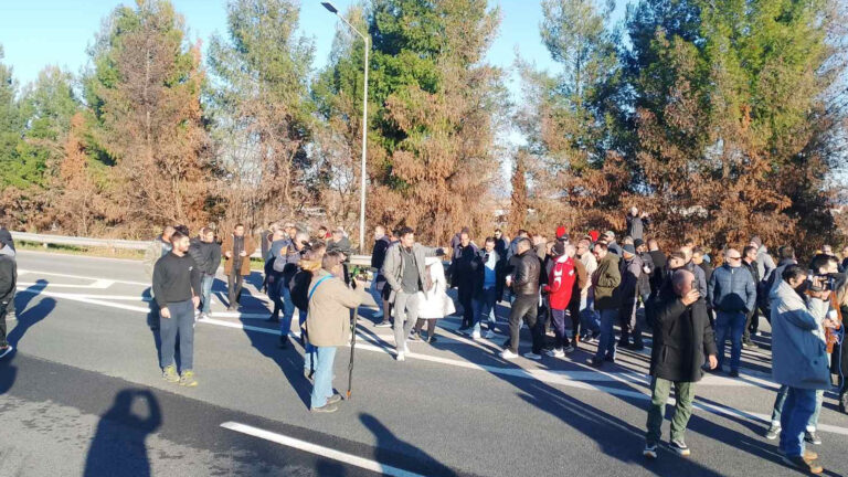 ΑΠΕΚΛΕΙΣΑΝ ΤΙΣ Ε.Ο. ΣΥΜΒΟΛΙΚΑ ΟΙ ΑΓΡΟΤΕΣ ΣΕ ΠΛΑΤΥΚΑΜΠΟ ΚΑΙ ΔΕΝΔΡΑ ΤΥΡΝΑΒΟΥ