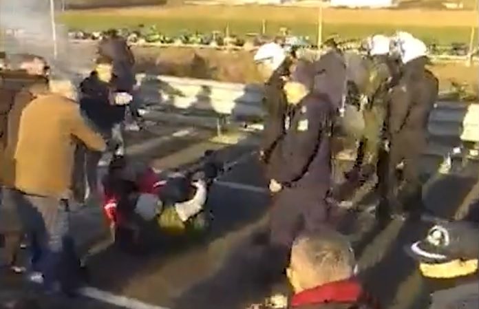 ΕΠΙΘΕΣΗ ΤΩΝ ΜΑΤ ΣΕ ΑΓΡΟΤΕΣ ΣΤΟ ΜΠΛΟΚΟ ΤΗΣ ΚΑΡΔΙΤΣΑΣ