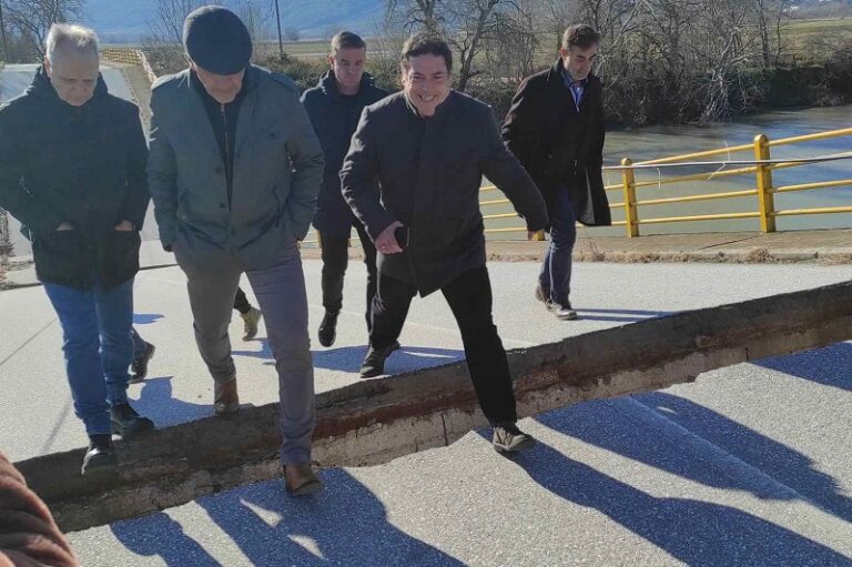 Δ. ΚΟΥΡΕΤΑΣ: Η ΠΕΡΙΦΕΡΕΙΑ ΣΤΟ ΠΛΕΥΡΟ ΤΩΝ ΑΓΡΟΤΩΝ