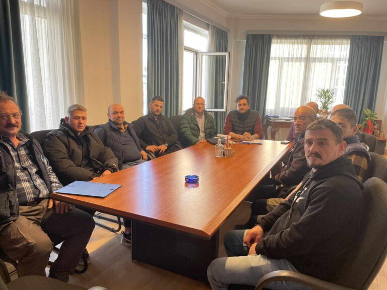 ΙΚΑΝΟΠΟΙΗΜΕΝΟΙ ΓΙΑ ΤΗ ΣΥΝΑΝΤΗΣΗ ΜΕ ΤΟ ΔΗΜΑΡΧΟ ΤΥΡΝΑΒΟΥ ΟΙ ΠΛΗΜΜΥΡΟΠΑΘΕΙΣ ΚΤΗΝΟΤΡΟΦΟΙ